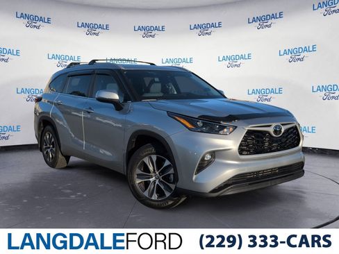 Used 2024 Toyota Highlander XLE image 1