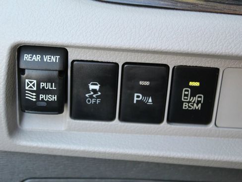 Used 2015 Toyota Sienna XLE w/ XLE Navigation Package FWD image 30