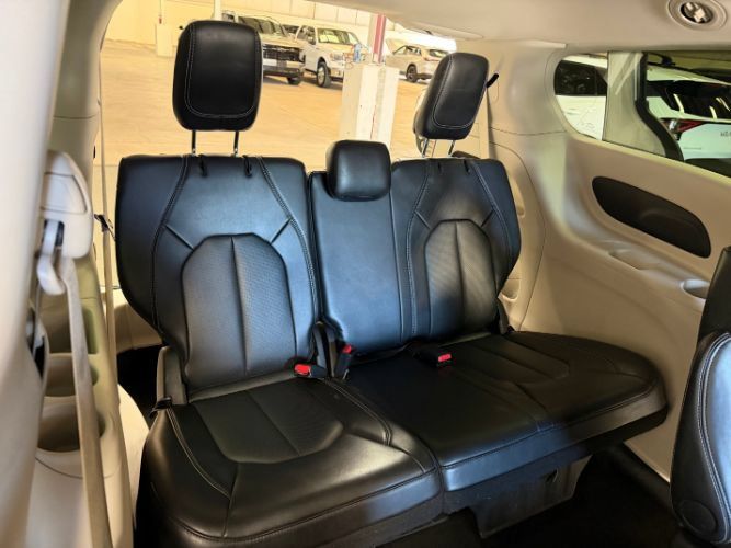 Used 2024 Chrysler Pacifica Touring-L FWD image 27