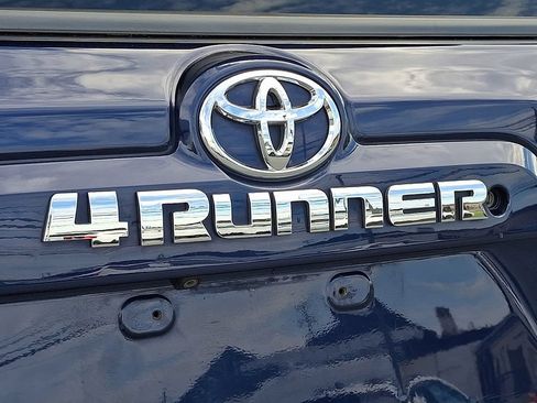 Used 2018 Toyota 4Runner SR5 AWD/4WD image 36