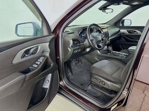 Used 2023 Chevrolet Traverse LT AWD/4WD image 3