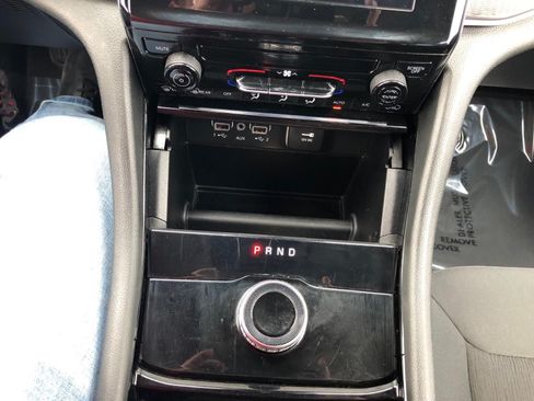 Used 2023 Jeep Grand Cherokee Laredo AWD/4WD image 17