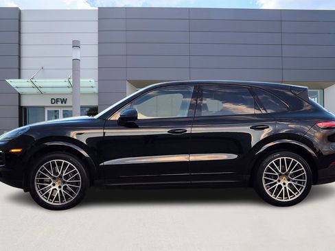 Used 2023 Porsche Cayenne Platinum Edition image 3
