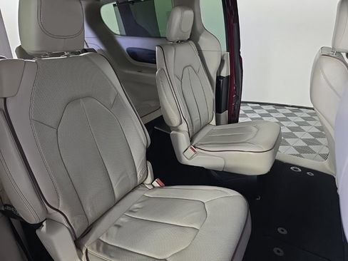 Used 2018 Chrysler Pacifica Limited FWD image 36