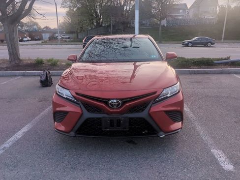 Used 2020 Toyota Camry SE w/ Moonroof Package AWD/4WD image 4