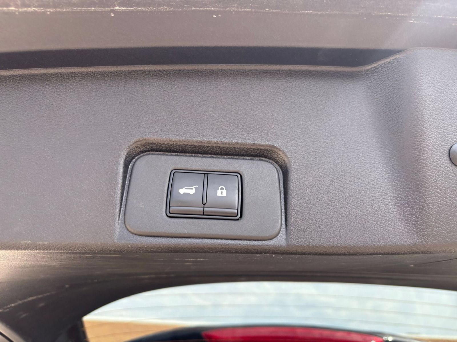 Used 2025 Nissan Rogue SV FWD image 22