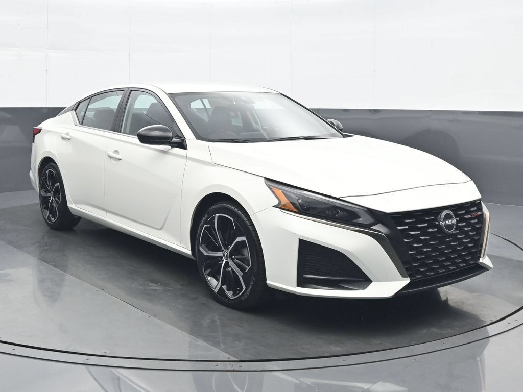 Used 2025 Nissan Altima 2.5 SR FWD image 9