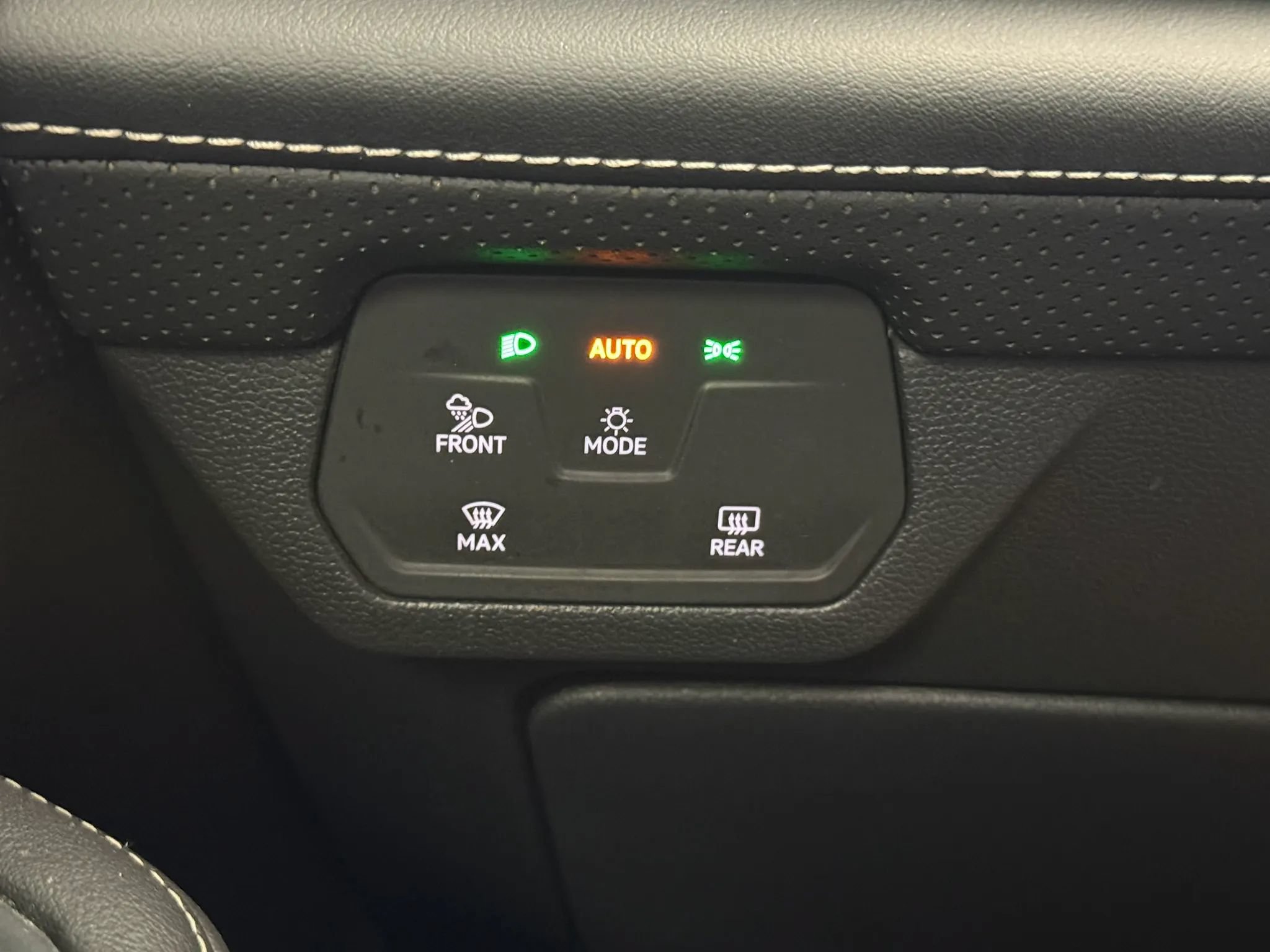 Used 2024 Volkswagen Atlas Cross Sport SE FWD image 29