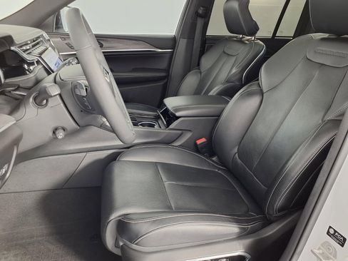 Used 2024 Jeep Grand Cherokee Overland w/ Luxury Tech Group IV image 25