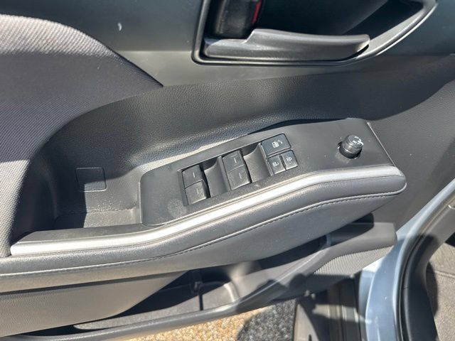 Used 2021 Toyota Highlander LE FWD image 17
