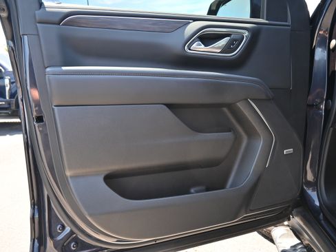 Used 2022 Chevrolet Tahoe Z71 w/ Luxury Package AWD/4WD image 13