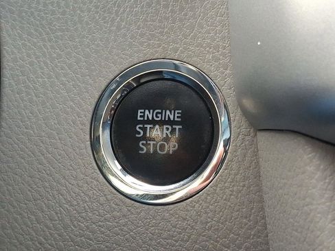 Used 2019 Toyota Highlander XLE w/ Carpet Mat Package (TMS) image 25