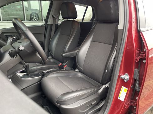 Used 2022 Chevrolet Trax LT w/ LT Convenience Package image 15