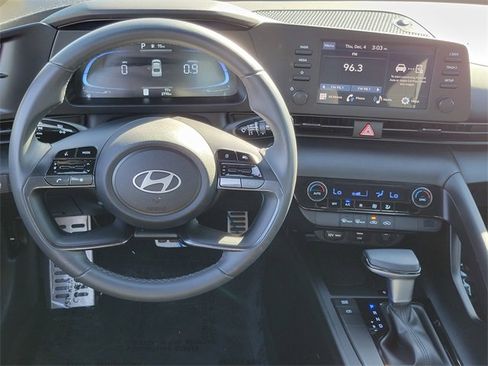 Used 2025 Hyundai Elantra Sport image 4