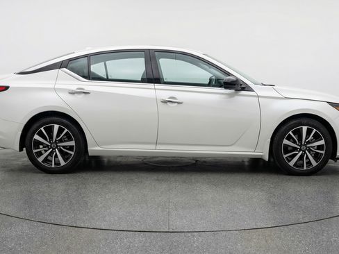 Used 2025 Nissan Altima 2.5 SV image 11