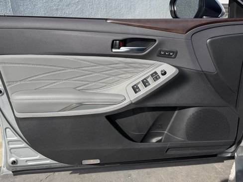 Used 2022 Toyota Avalon Limited image 13