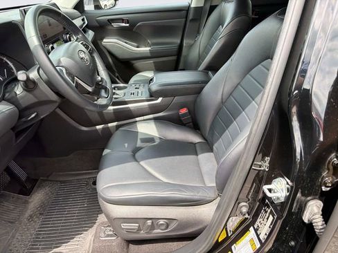 Used 2023 Toyota Highlander XLE AWD/4WD image 21