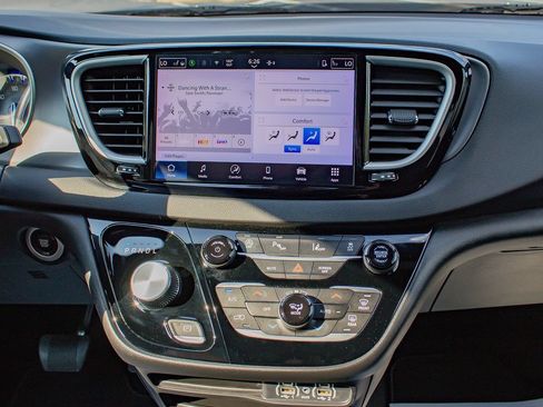 Used 2025 Chrysler Pacifica Select FWD image 24