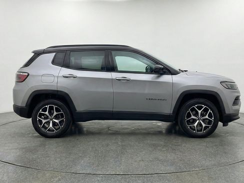 Used 2025 Jeep Compass Limited AWD/4WD image 11