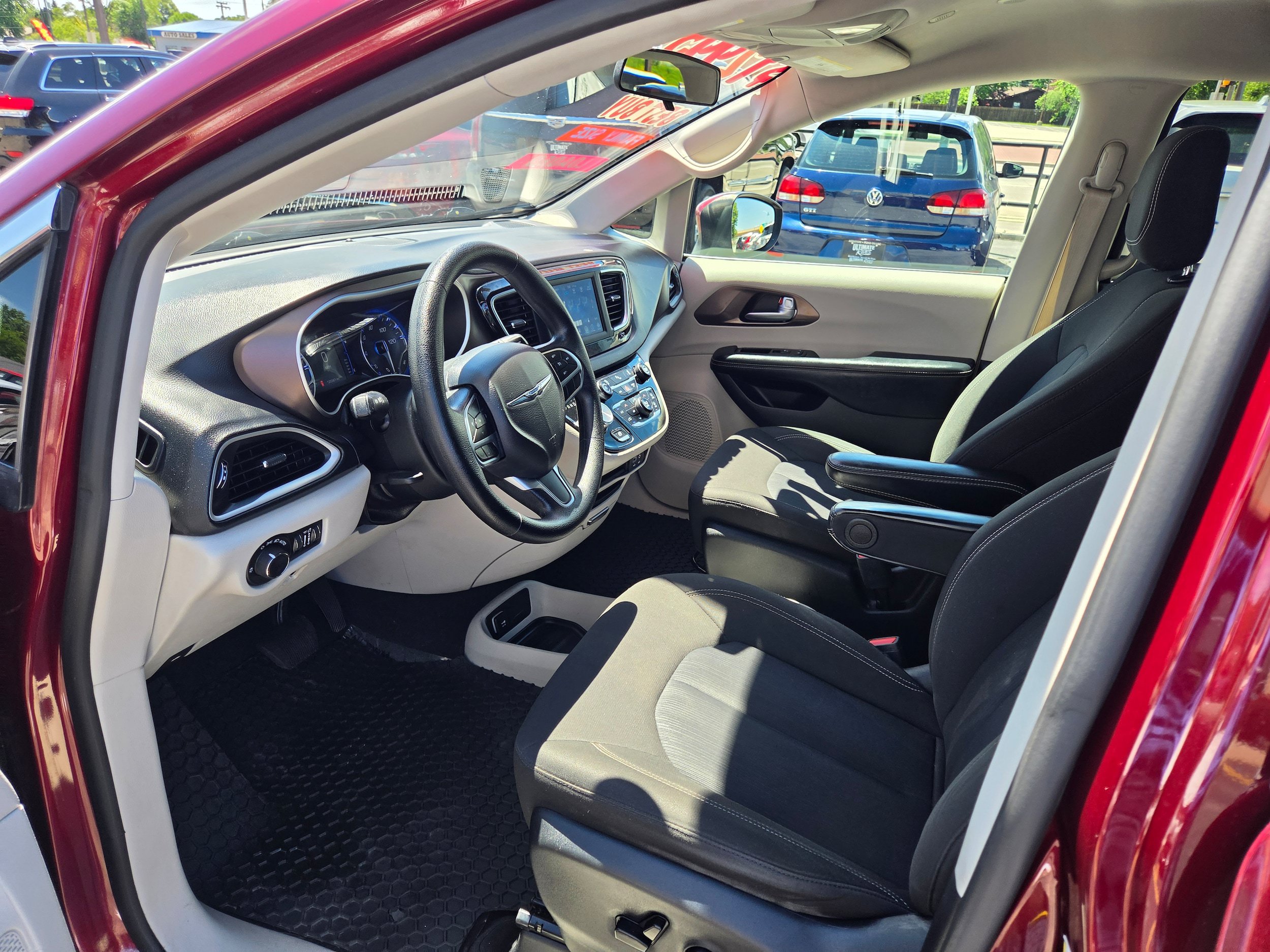 Used 2020 Chrysler Voyager LX FWD image 4