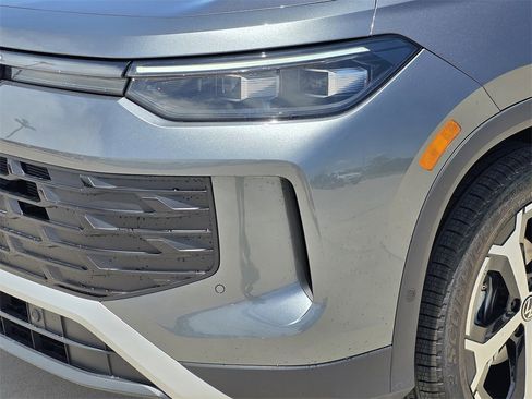 New 2025 Volkswagen Tiguan SE image 6