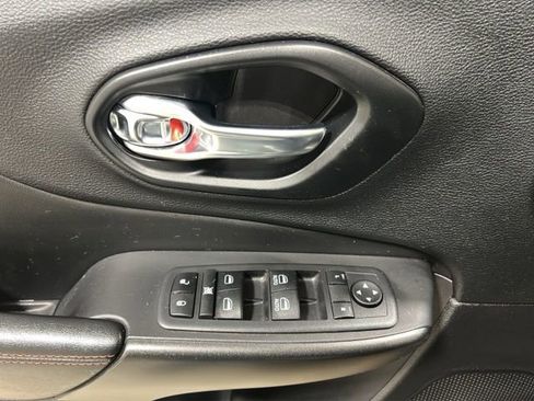 Used 2021 Jeep Cherokee Trailhawk image 11