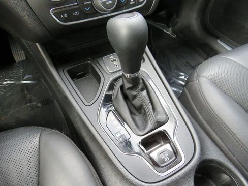 Used 2020 Jeep Cherokee Limited image 24