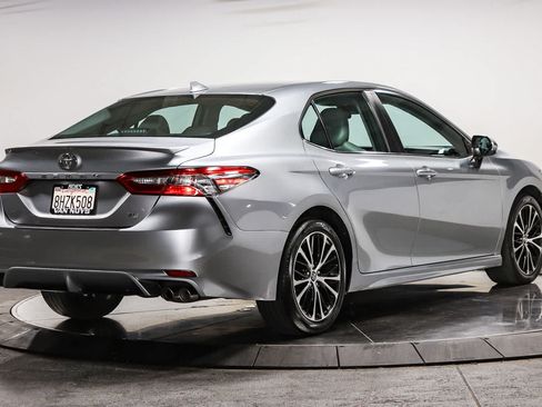Used 2019 Toyota Camry SE FWD image 4
