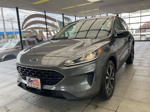 Used 2022 Ford Escape SE w/ SE Sport Appearance Package AWD/4WD image 3