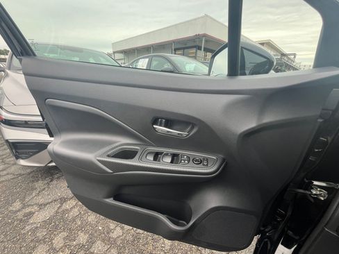 Used 2025 Nissan Versa SV FWD image 18