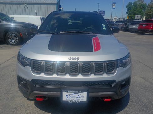 Used 2025 Jeep Compass Trailhawk AWD/4WD image 3