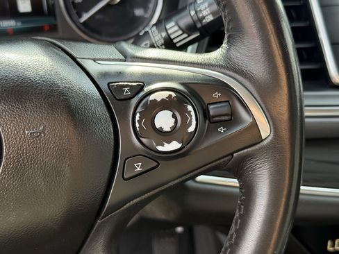 Used 2018 Buick Enclave Essence image 17