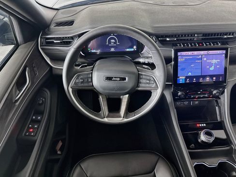 Used 2025 Jeep Grand Cherokee Limited RWD image 27