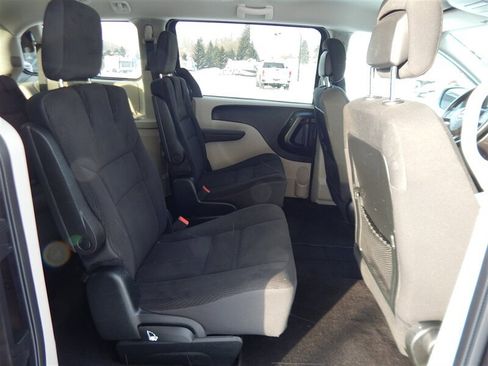 Used 2018 Dodge Grand Caravan SE w/ UConnect Hands-Free Group image 17
