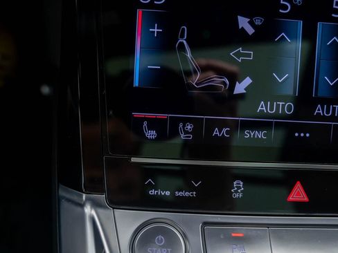 Used 2019 Audi e-tron Premium Plus image 32