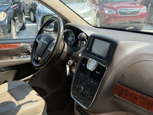 Used 2012 Chrysler Town & Country Touring-L w/ Entertainment Group #2 FWD image 14