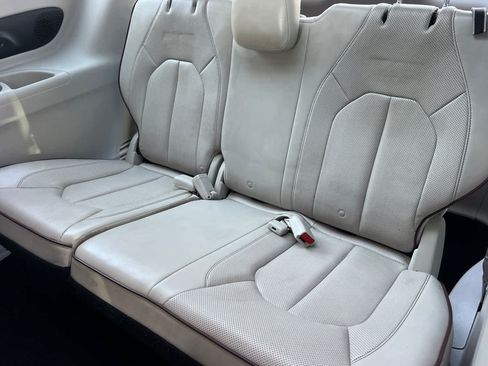 Used 2017 Chrysler Pacifica Limited w/ UConnect Theater Package FWD image 17