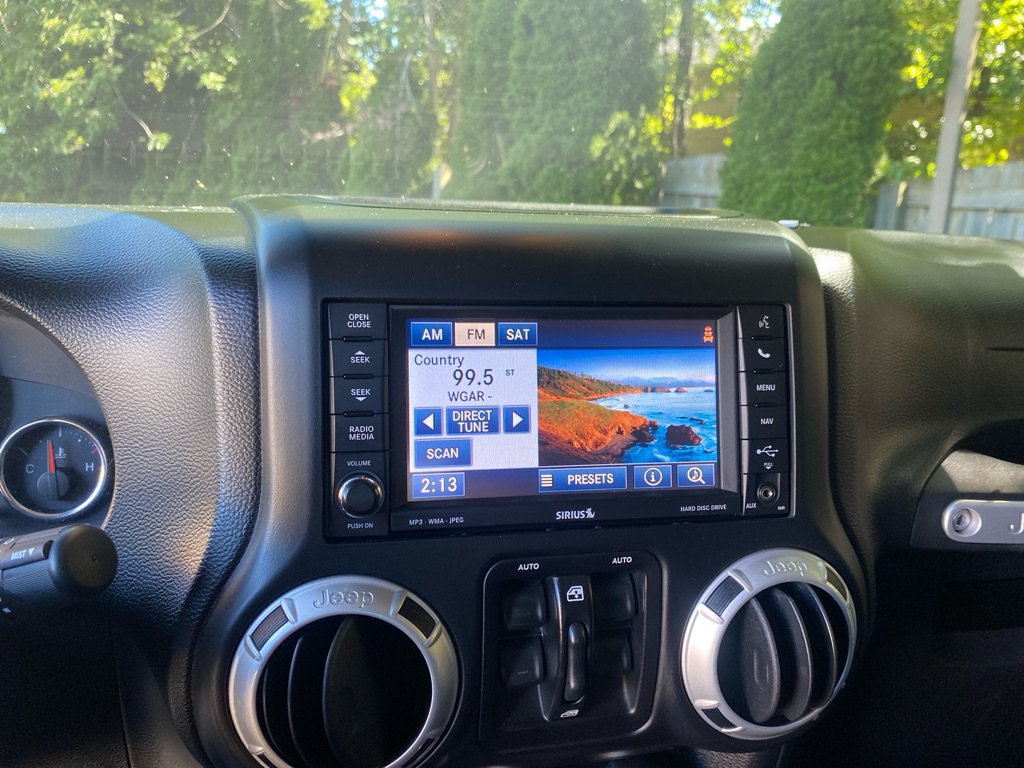 Used 2014 Jeep Wrangler Unlimited Sahara w/ Dual Top Group AWD/4WD image 13