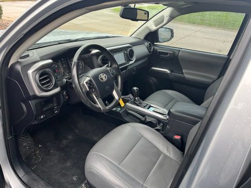 Used 2017 Toyota Tacoma SR5 w/ Tow Package RWD image 24