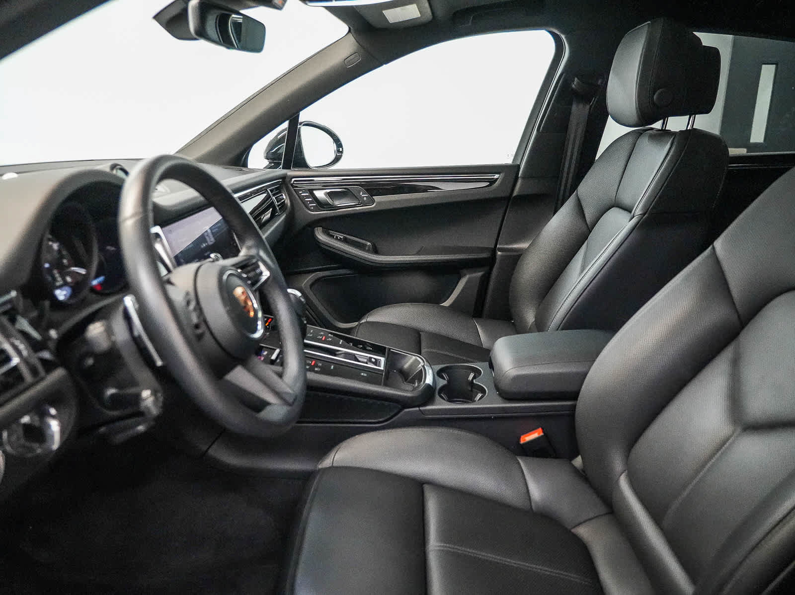 Certified 2026 Porsche Macan AWD/4WD image 18