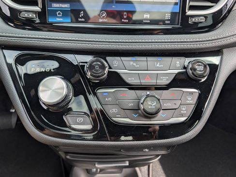 New 2026 Chrysler Pacifica Select image 22