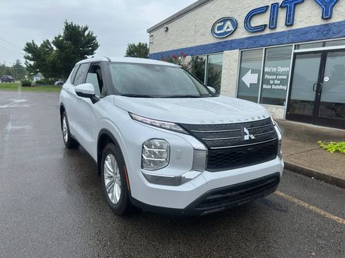 Used 2023 Mitsubishi Outlander ES AWD/4WD image 2