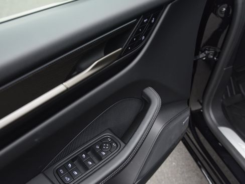 Certified 2025 Porsche Macan Turbo Electric AWD/4WD image 14