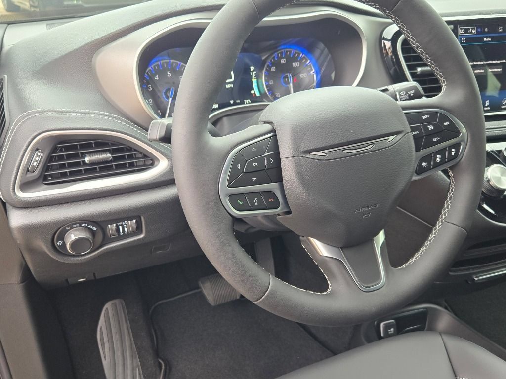 New 2027 Chrysler Pacifica Select FWD image 32