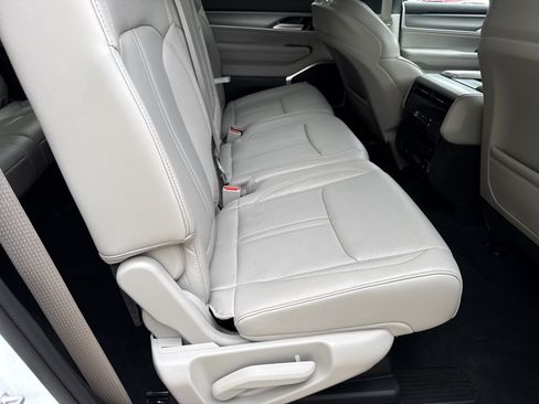 Used 2025 Jeep Wagoneer 4WD image 15
