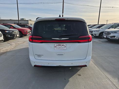 Used 2023 Chrysler Pacifica Touring-L image 6