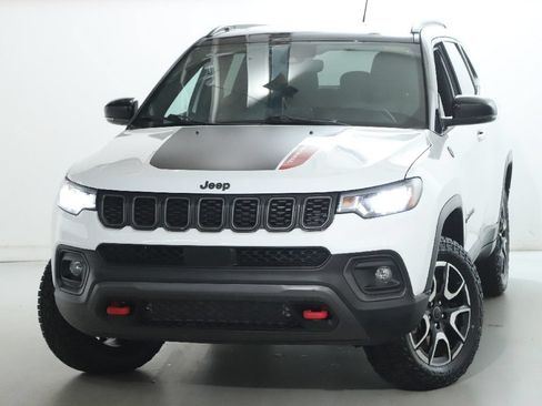Used 2025 Jeep Compass Trailhawk AWD/4WD image 3
