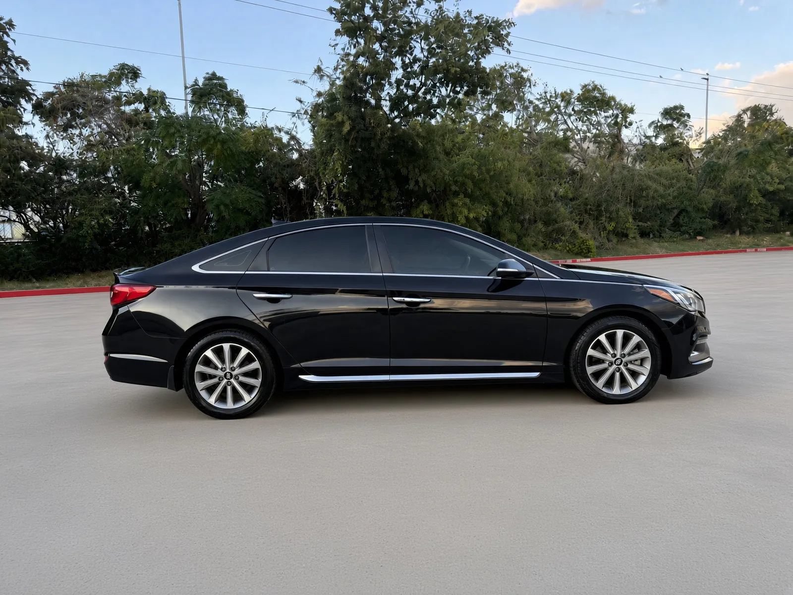 Used 2017 Hyundai Sonata Limited w/ Ultimate Package 04 FWD image 6