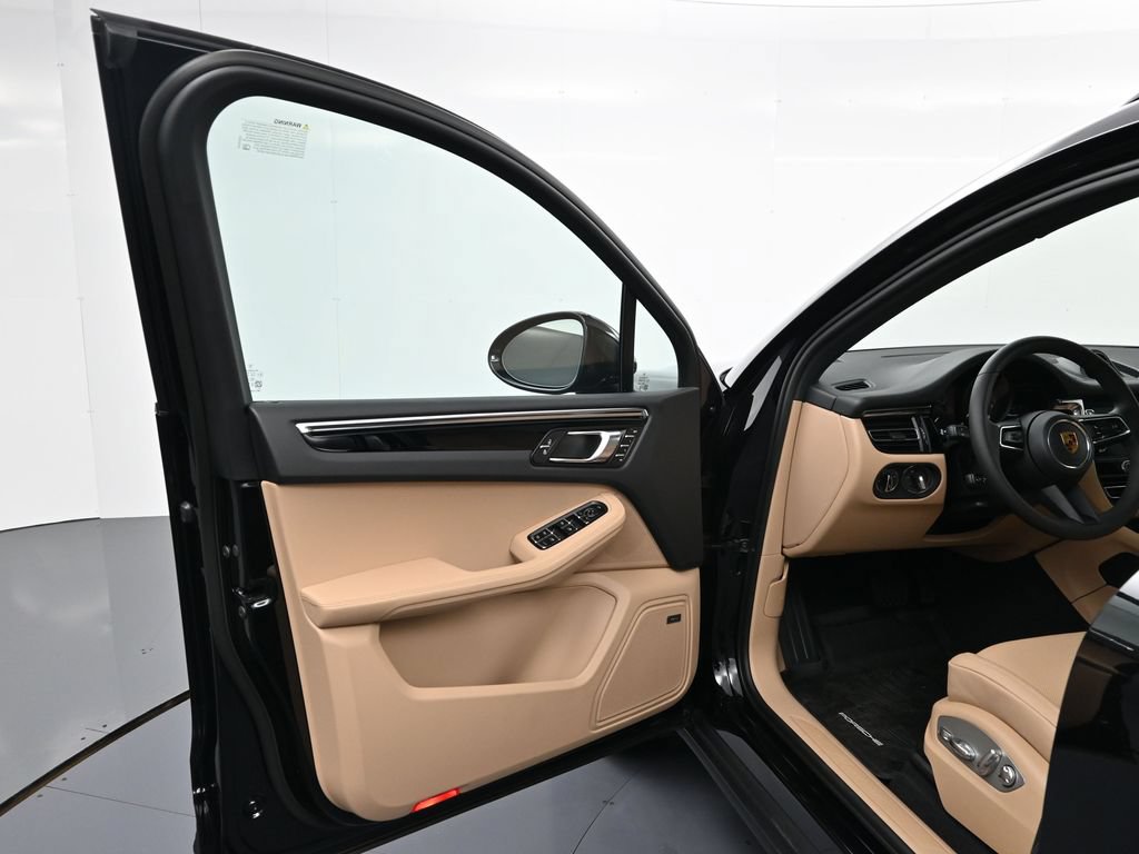 Used 2026 Porsche Macan AWD/4WD image 16