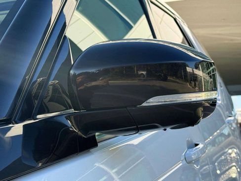 Used 2025 Land Rover Discovery S image 19